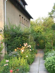 einen Garten mit Blumen vor einem Gebäude in der Unterkunft Ferienwohnung Blosenburgblick in Erfurt