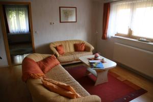 ein Wohnzimmer mit einem Sofa und einem Couchtisch in der Unterkunft Ferienwohnung Blosenburgblick in Erfurt