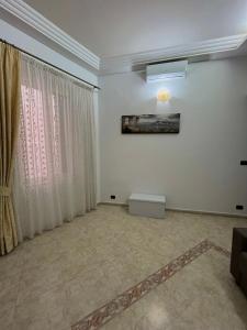 sala de estar con paredes blancas y ventana en Barbi’s House, en Nápoles