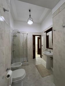 een badkamer met een douche, een toilet en een wastafel bij Barbi’s House in Napels