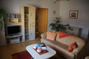 ein Wohnzimmer mit einem Sofa und einem Couchtisch in der Unterkunft Ferienwohnung Blosenburgblick in Erfurt