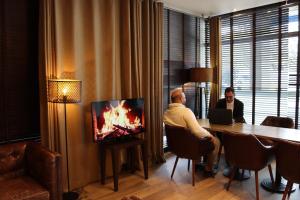TV a/nebo společenská místnost v ubytování Hôtel Du Centre Annemasse