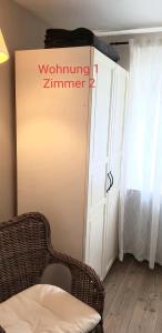 una stanza con una porta con un cartello sopra di 2x Monteurwohnung 1x 2 kleine Einzelzimmer 1x Doppelbett und Schlafcouch im Wohnbereich a Siegen