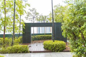 Elle offre une vue sur un jardin avec des arbres et une balançoire. dans l'établissement FxA Studios Core Soho Suites KLIA 1 & 2 FREE WIFI, à Sepang