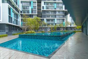 - une piscine au milieu d'un bâtiment dans l'établissement FxA Studios Core Soho Suites KLIA 1 & 2 FREE WIFI, à Sepang