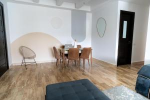 uma sala de jantar com mesa e cadeiras em Moderne appart résidence privée em Tânger