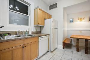 Gallery image of Downtown Digs~King Bed~UPSTAIRS Apartment~Downtown Eustis in Eustis +21 photos