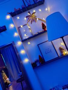 una habitación con luces de Navidad en una pared en Superbe appartement Colmar avec vue et Jacuzzi, en Colmar