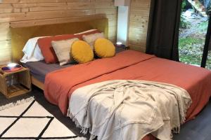 Un ou plusieurs lits dans un hébergement de l'établissement Charmant Studio en Bois