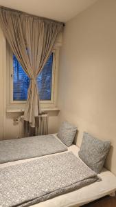 sypialnia z 2 łóżkami i oknem w obiekcie 2 room Apartment in Hammarby by Stockholm City w Sztokholmie