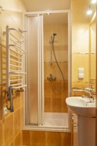 y baño con ducha y lavamanos. en VacationClub - Bukowa 6B Apartament 26, en Wisła