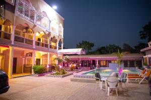 un hotel con piscina por la noche en Sweet Mama, en Bijilo