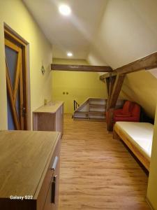 une chambre avec deux lits superposés et une cuisine dans l'établissement CASA BOTIMI, à Covasna