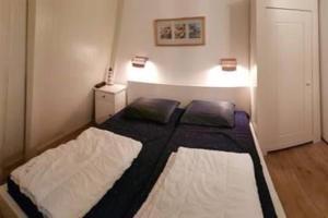 En eller flere senge i et værelse på Liguster 90*