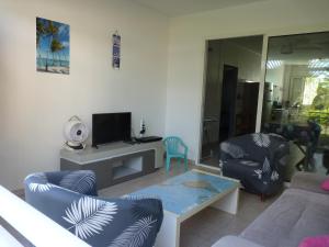 Μια τηλεόραση ή/και κέντρο ψυχαγωγίας στο Bel appartement Résidence Crystal beach avec citerne individuelle