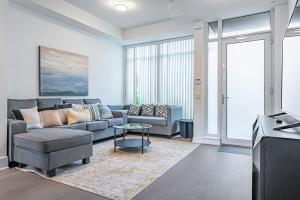 Luxury Properties in Toronto Downtown Core tesisinde bir oturma alanı