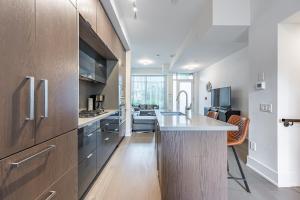 cocina con armarios de madera y encimera en Luxury Properties in Toronto Downtown Core en Toronto