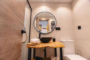 un baño con lavabo y espejo en Eden, en Sierra Nevada