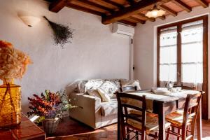 a living room with a table and a couch at Tenuta Aronne in Massa Marittima