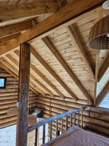 techo de una cabaña de madera con vigas de madera en Estadia de campo en San Andrés de Giles
