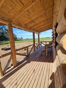 porche de madera con banco en la cubierta en Estadia de campo en San Andrés de Giles