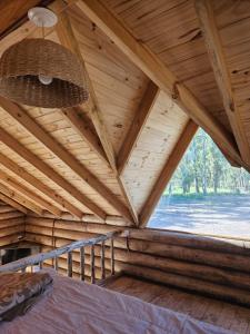 ein Zimmer mit einem Dach mit einem Bett und einem Fenster in der Unterkunft Estadia de campo in San Andrés de Giles