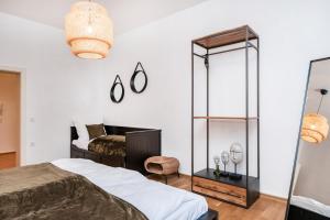 - une chambre avec un lit et un miroir dans l'établissement Center Elegance Light Apartment, à Krefeld