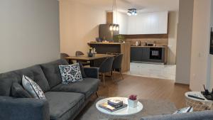 un soggiorno con divano e una cucina di Lux 1 Apartment with Free Parking a Plovdiv