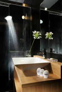 W łazience znajduje się biała umywalka i prysznic. w obiekcie Suite Art Navona w Rzymie