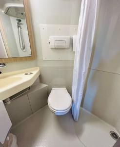 ein kleines Bad mit WC und Waschbecken in der Unterkunft Premiere Classe Bordeaux Sud Villenave D'ornon in Villenave-dʼOrnon