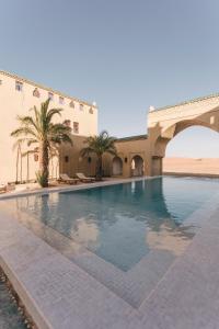 梅爾祖卡的住宿－Sahara pearl Hotel，一座建筑物中央的游泳池