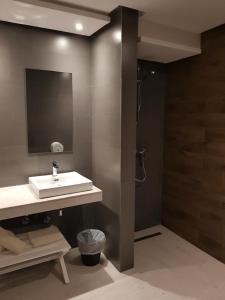 een badkamer met een witte wastafel en een spiegel bij Yto boutique Hotel in Casablanca