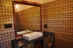 bagno con lavandino e grande specchio di Asantha Guest House a Unawatuna