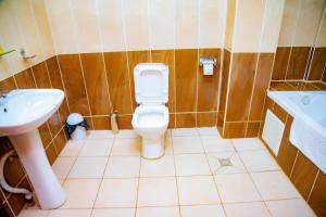 La salle de bains est pourvue de toilettes et d'un lavabo. dans l'établissement RESIDENCE BELMANN, à Douala