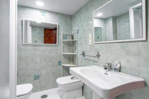 Koupelna v ubytování Carabeo II 5 Apartments Casasol + 17 fotografií