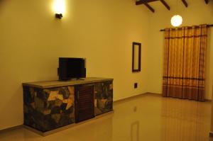 TV a/nebo společenská místnost v ubytování Asantha Guest House