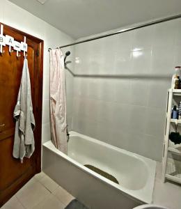 阿雷西費的住宿－Amanecer Isleño Habitaciones，带淋浴的浴室配有白色浴缸。
