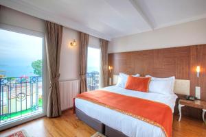 1 dormitorio con cama y ventana grande en Aren Suites, en Estambul