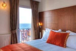 1 dormitorio con 1 cama y ventana grande en Aren Suites, en Estambul