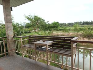 The Happy Home Cha-am เดอะ แฮปปี้ โฮม ชะอำ的阳台或露台