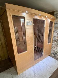 drewniany prysznic ze szklanymi drzwiami w pokoju w obiekcie Esprit Forêt N0ire - appartement de luxe 3 chambres w Miluzie
