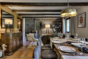 A restaurant or other place to eat at Chalet Chant de la Foret