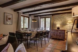 A restaurant or other place to eat at Chalet Chant de la Foret