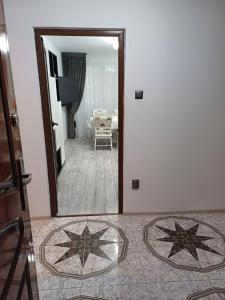 een hal met een spiegel en een kamer bij sweethomegalati in Galaţi
