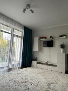 sala de estar con ventilador de techo y cocina en Таунхаус в Baytur Resort, en Bosteri