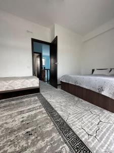 ボステリにあるТаунхаус в Baytur Resortのベッドルーム1室(ベッド2台付)、廊下(2つのドア付)