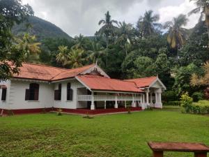 une maison blanche avec un toit rouge dans l'établissement Irene's Home, à Matale