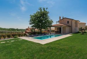 Kolam renang di atau dekat dengan Villa Stefany