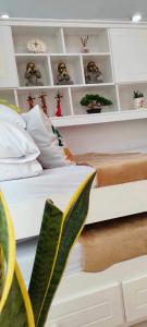 - une chambre avec 2 lits avec des oreillers et des plantes dans l'établissement P’s Spot Pulilan Bulacan, 