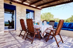 een tafel en stoelen op een patio met een bank bij Edem Paradise in Plimmiri